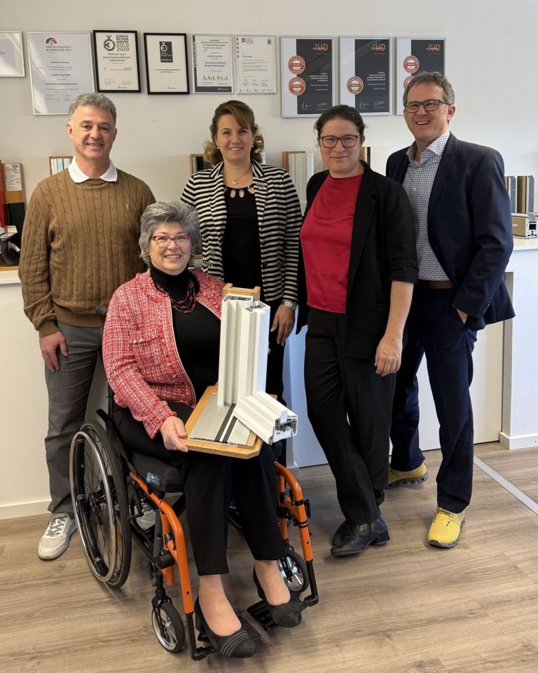 „Weg mit den Stolperfallen“: Grüne fordern echte Barrierefreiheit und informieren sich beim Weltmarktführer ALUMAT