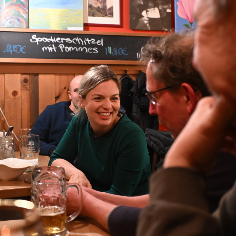 Schulze und Schill im Dialog: Schulzes Stammtisch bringt frischen Rückenwind für Kaufbeuren