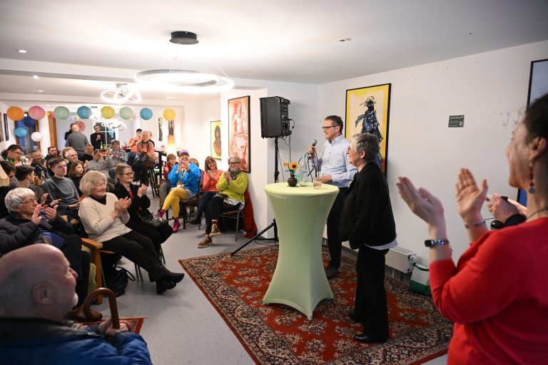 Zwischen Krapfen und Weltpolitik: Britta Haßelmann zu Gast im „Grünen Wohnzimmer“